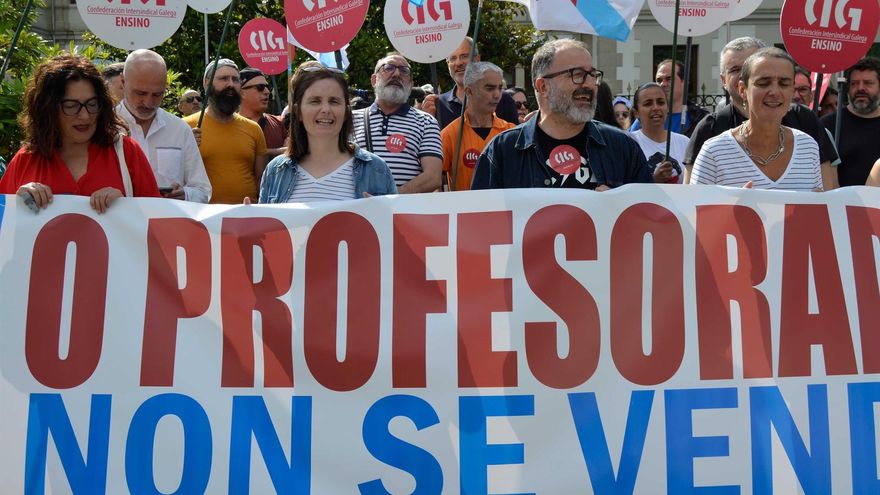 La comunidad educativa redobla sus protestas contra el intento de la Xunta de controlar ideológicamente a los centros