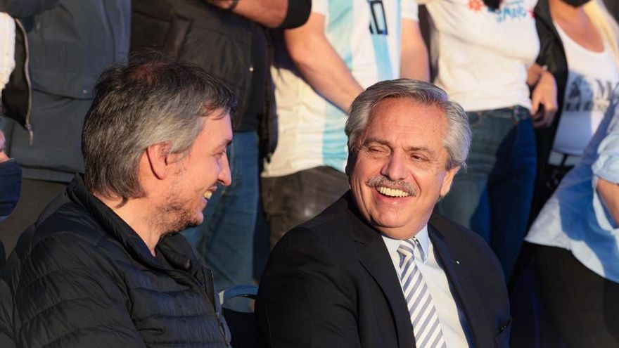 Máximo Kirchner y Alberto Fernández en un acto de movimientos sociales.