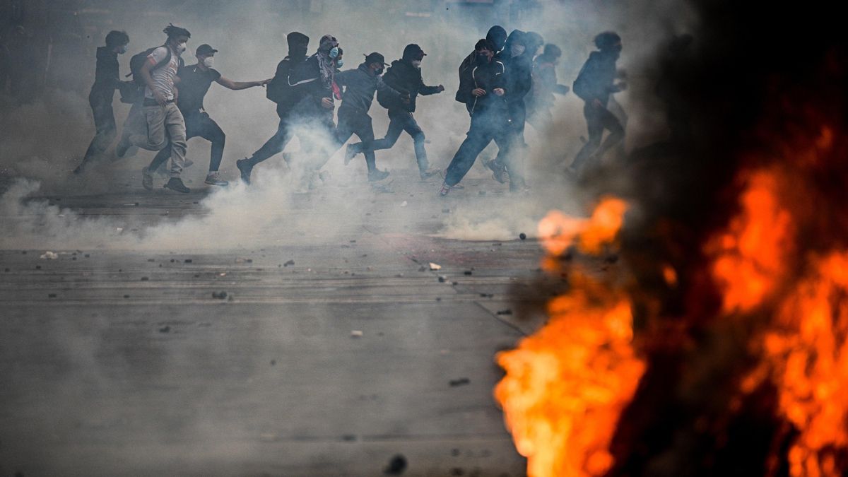 La policía se enfrenta a los manifestantes en la Place de la République de París durante las manifestaciones el 17 de octubre de 2026.