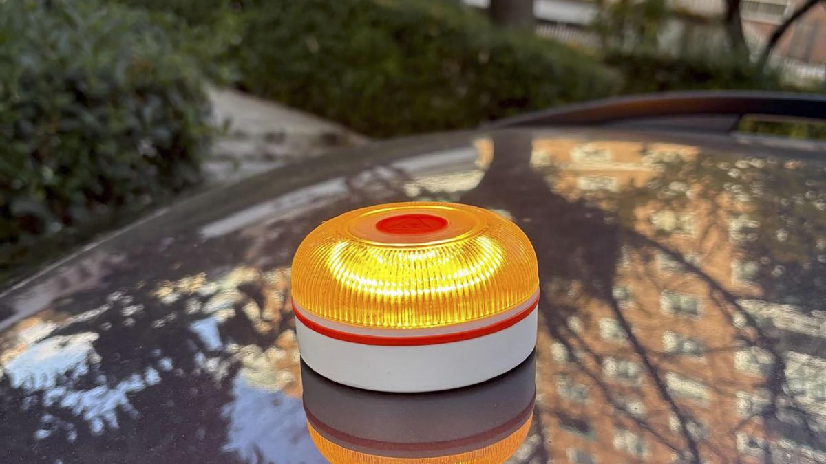 Una baliza V16 conectada en una imagen de archivo