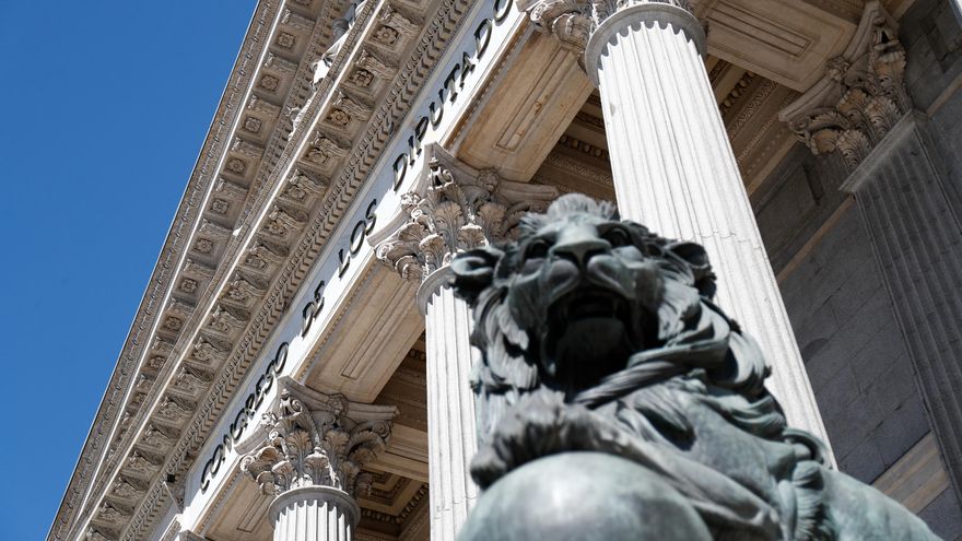 Archivo - Uno de los emblemáticos leones que se encuentran delante de la fachada del Congreso de los Diputados en la Plaza de las Cortes de Madrid.