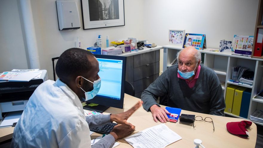 Un hombre habla con su médico antes de recibir la primera dosis de la vacuna de Oxford Astra-Zeneca en un consultorio en París. EFE/EPA/CHRISTOPHE PETIT TESSON/Archivo