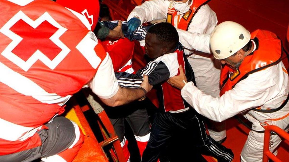 Rescatados diez inmigrantes en una barca hinchable en el Estrecho