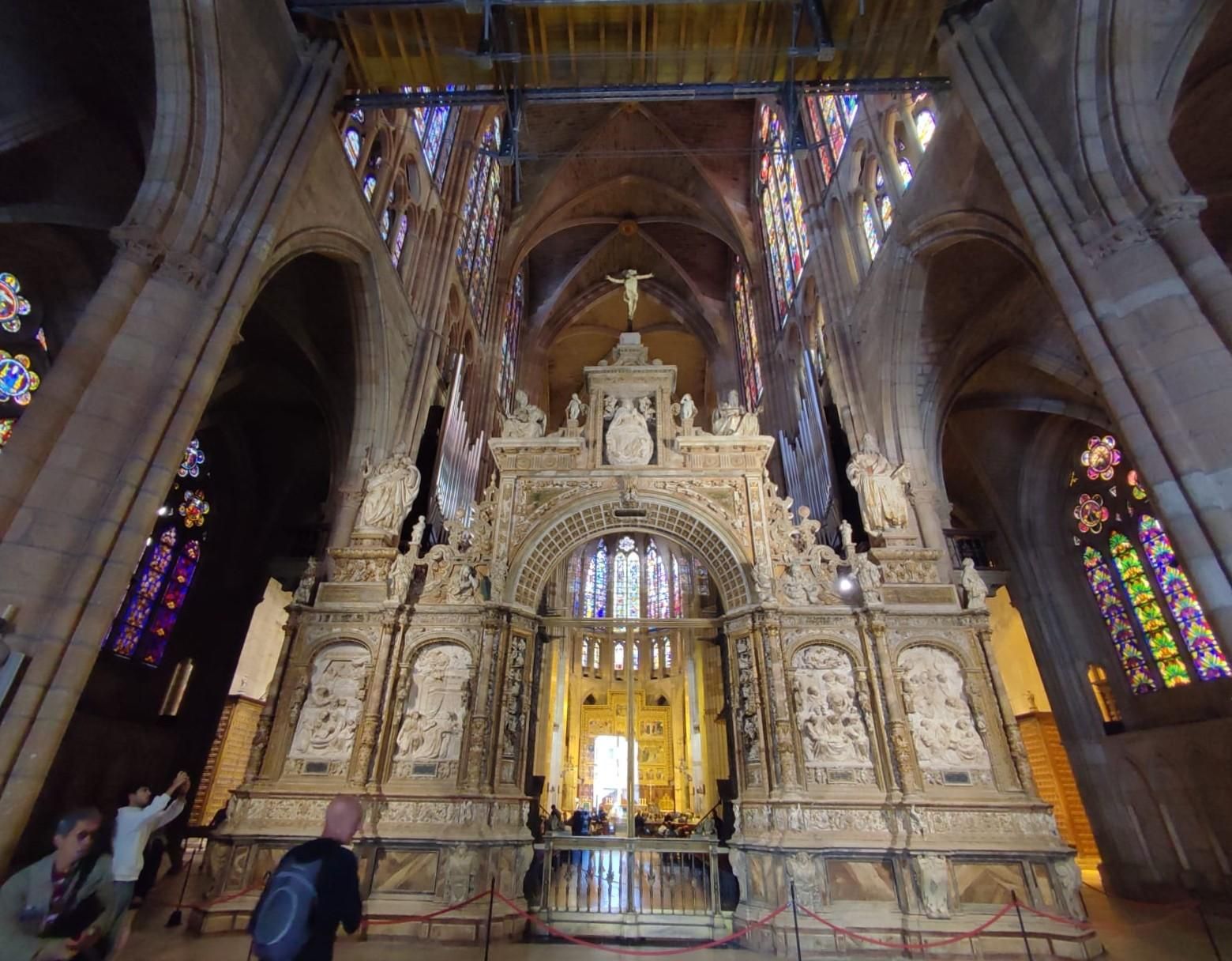 Interior de la Catedral de León durante visitas turísticas.
