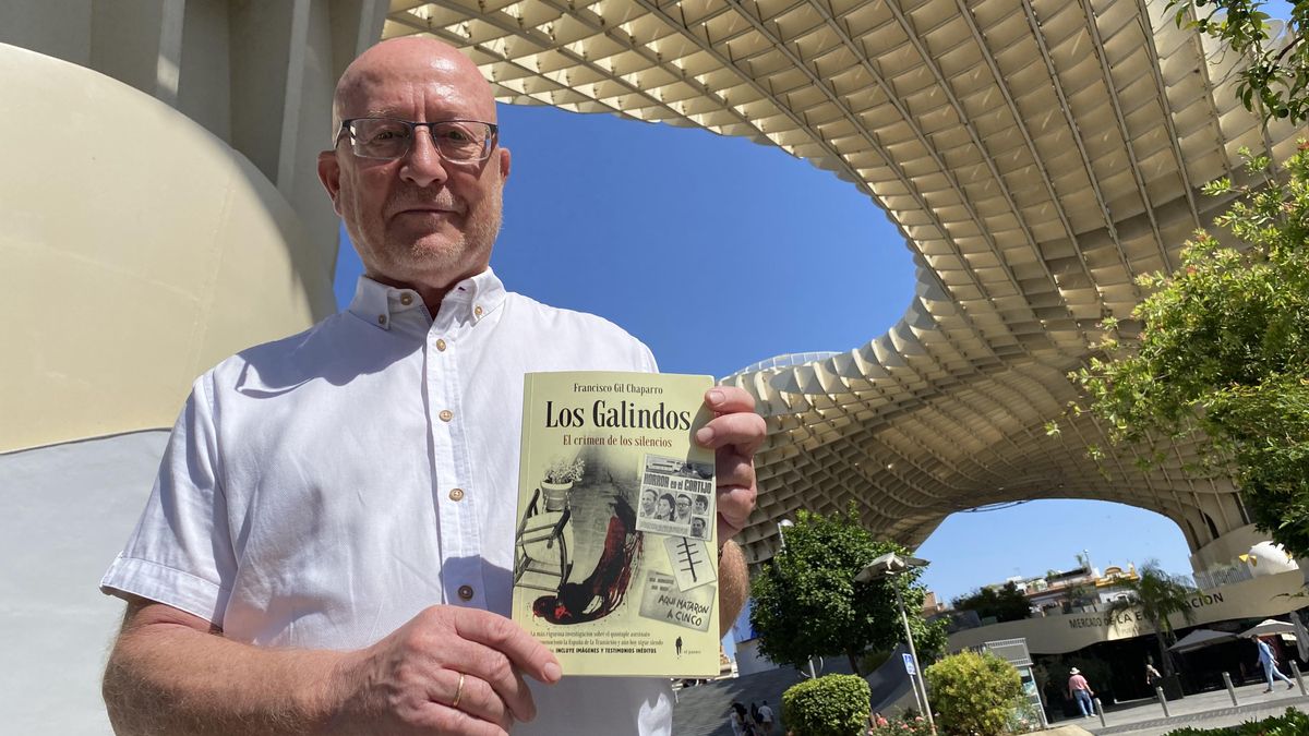 Francisco Gil Chaparro con el libro que reúne años de investigación del caso.