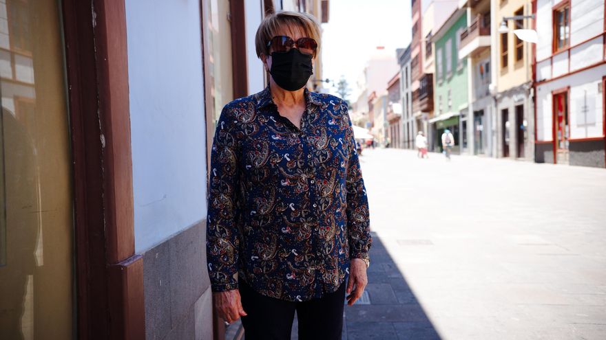 Carmen Nieves pasea con la mascarilla por La Laguna este sábado. (Andrea Domínguez).