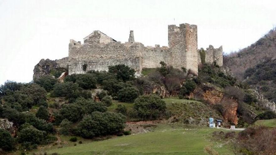 El castillo de Cornatel, en lo alto del risco.
