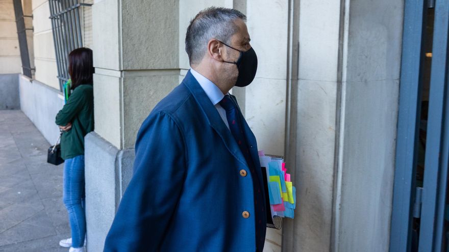 Archivo - El exdirector de la empresa Mercasevilla, Fernando Mellet, entrando en la Audiencia, en foto de archivo.