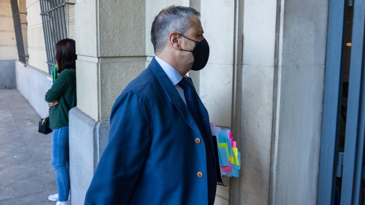 Archivo - El exdirector de la empresa Mercasevilla, Fernando Mellet, entrando en la Audiencia, en foto de archivo.