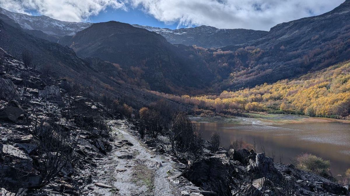 Valle del Lago de La Baña, con nieve al fondo y lleno de las cenizas del incendio
