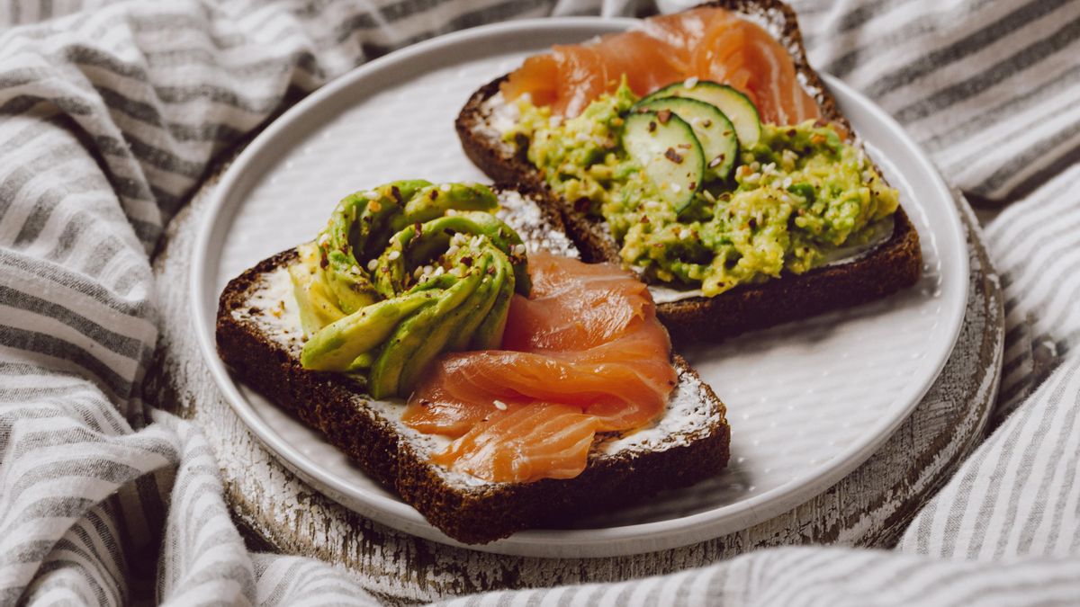 Tostadas de queso, salmón y aguacate