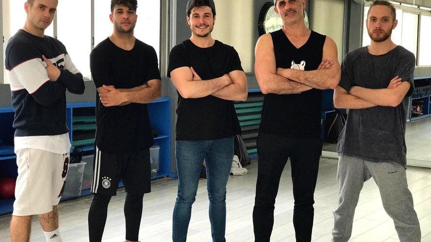 Los bailarines que acompañan a Miki en su postal de Eurovisión