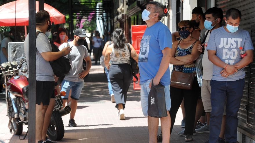 Varias personas acuden a realizarse una prueba para detectar la covid-19 en el Hospital Pedro Elizalde, hoy, en Buenos Aires (Argentina). EFE/Enrique García Medina