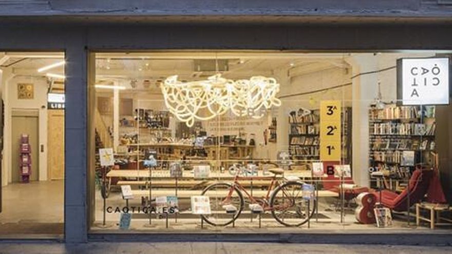 Los lectores salvan la librería sevillana Caótica del desahucio