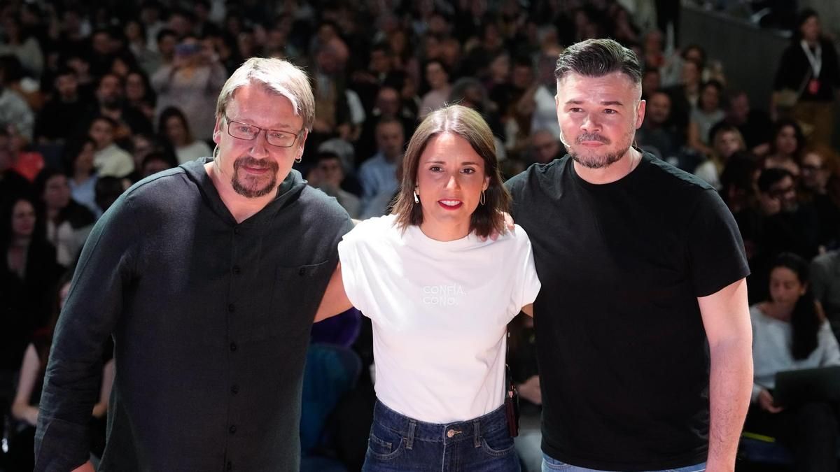 Gabriel Rufián e Irene Montero, en el acto conjunto en el que hablaron de confluencias, moderado por Xavier Domenech, ex diputado de Comunes.