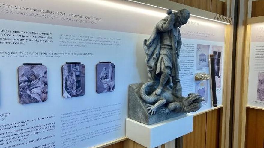 Maqueta de San Jorge y el Dragón en la exposición de Casa Botines.