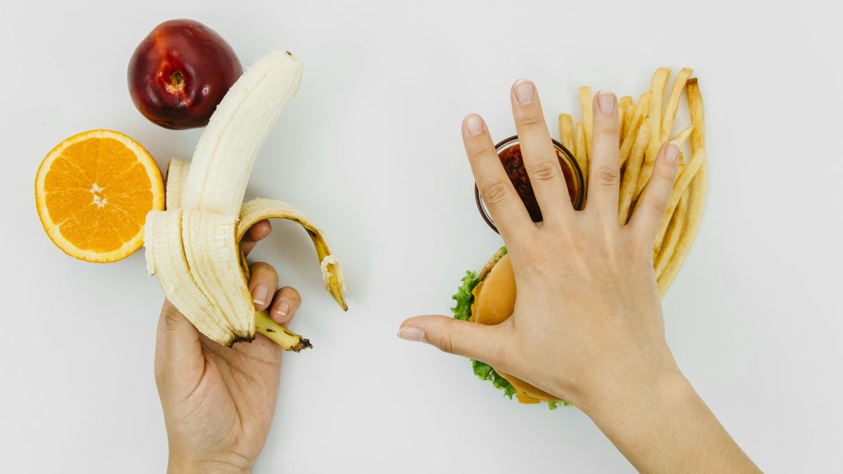 Podemos sustituir las patatas fritas por un snack salado, como frutos secos, siempre teniendo en cuenta que la versión sin sal es la más recomendada.