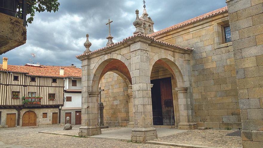 La iglesia de Nuestra Señora de la Asunción y el marrano de San Antón al fondo.