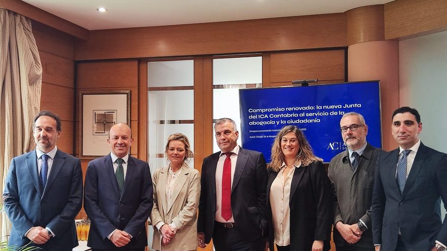El decano del Colegio de la Abogacía de Cantabria, Carlos Pérez, junto a miembros de la nueva Junta