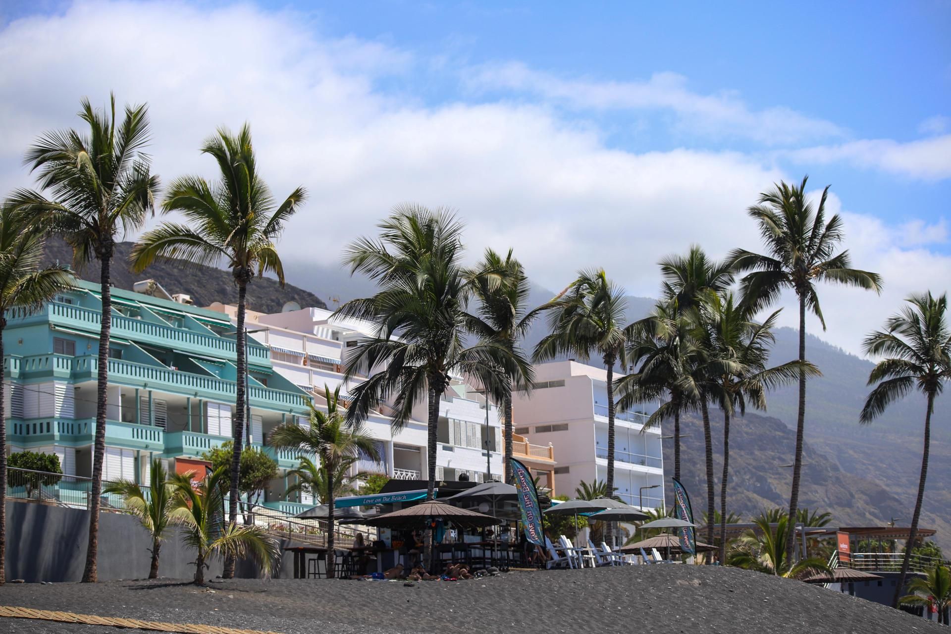 El volcán Tajogaite, cinco años después de la erupción, todavía condiciona la recuperación de Puerto Naos, uno de los principales núcleos turísticos de la costa oeste de la isla, que este verano ha recuperado buena parte de su actividad.
