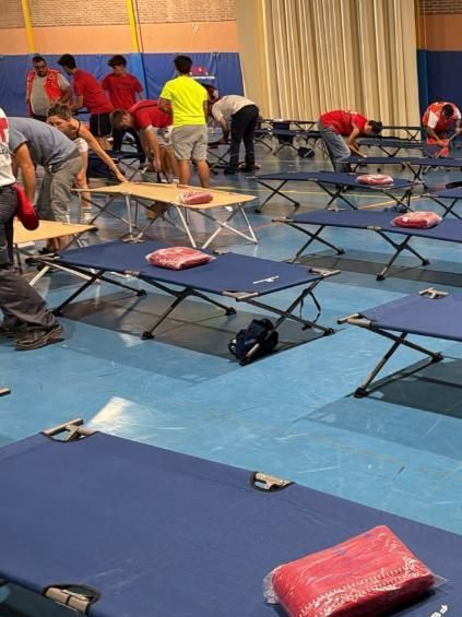 Voluntarios y técnicos de Cruz Roja de varias provincias de Castilla-La Mancha habilitaron un albergue para los evacuados por el incendio de La Mierla