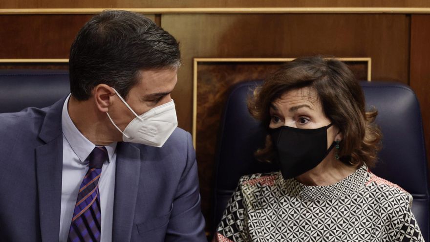 La vicepresidenta primera, Carmen Calvo, conversa con el presidente del Gobierno, Pedro Sánchez, en el Congreso de los Diputados el 16 de junio