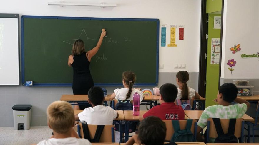 La Justicia canaria falla a favor de las familias monomarentales: una profesora podrá partir y ampliar su permiso de maternidad