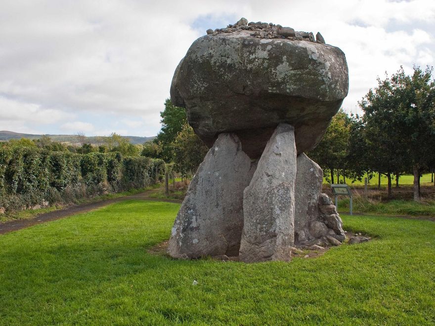 Dolmen de Proolek. Cada monumento megalítico de esta zona está relacionada con las viejas sagas de la mitología irlandesa.