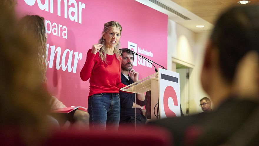 Yolanda Díaz y Ernest Urtasun durante la conferencia política de Sumar, en el Colegio Oficial de Aparejadores y Arquitectos Técnicos de Madrid, en diciembre de 2025.