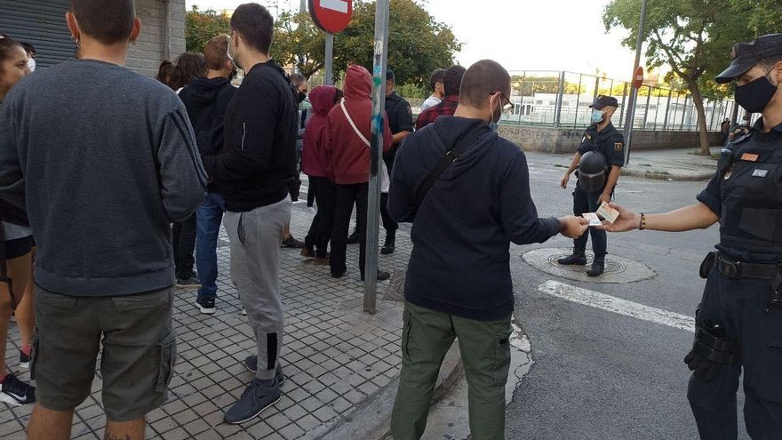 Un agente identifica a un activista en la protesta por el desahucio de Epi y su familia.