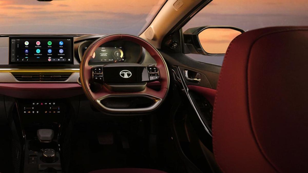 Interior de uno de los últimos modelos de Tata, con volante a la derecha.