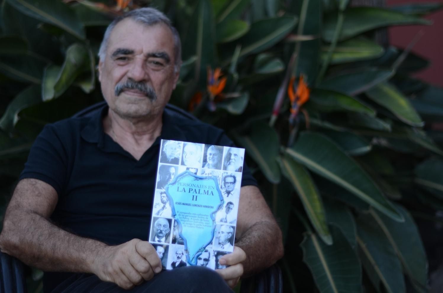 Jesús Manuel Lorenzo Arrocha con el tomo II e 'Personajes en La Palma'.