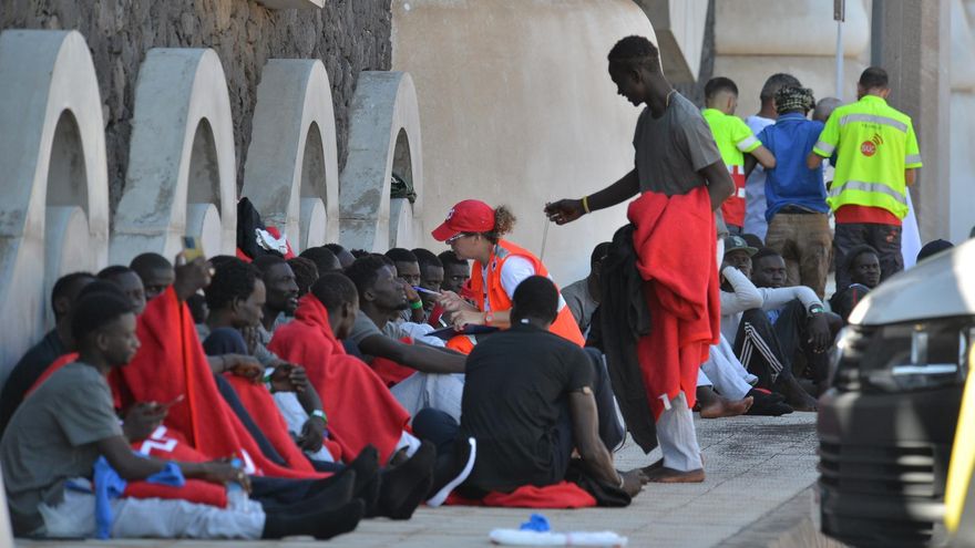 Salvamento Marítimo rescata este sábado siete pateras con 469 personas a bordo en aguas próximas a Canarias