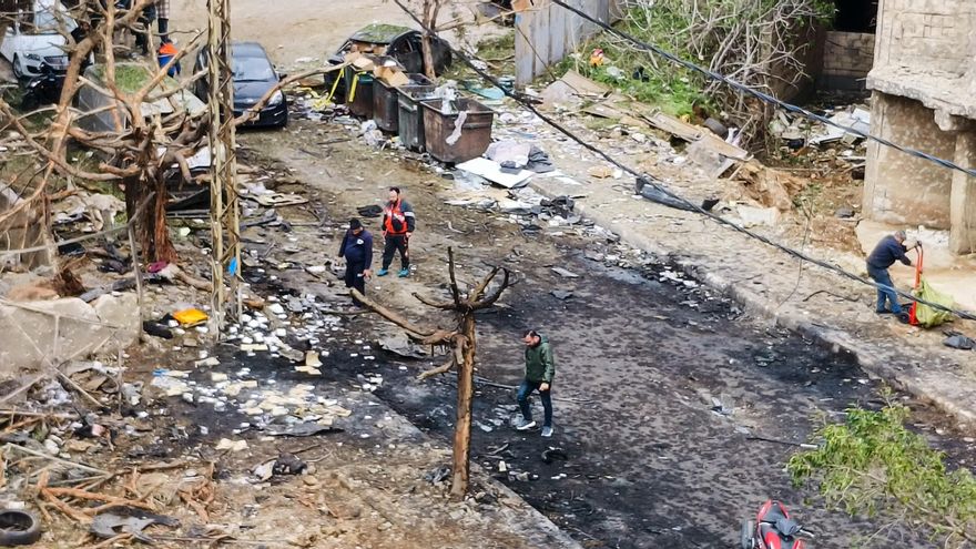 Vecinos de Beirut observan los daños tras un bombardeo israelí el 1 de enero.