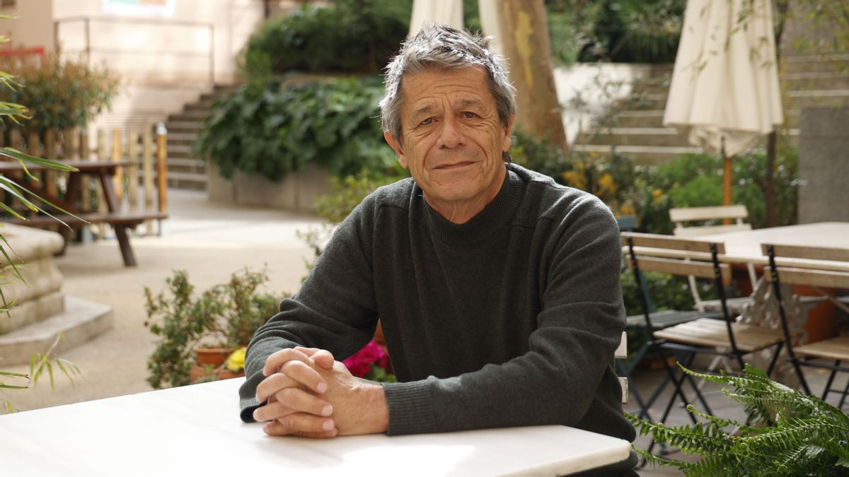 Emmanuel Carrère: “Pedro Sánchez, en su resistencia hacia Trump, está siendo realista y eso genera respeto”