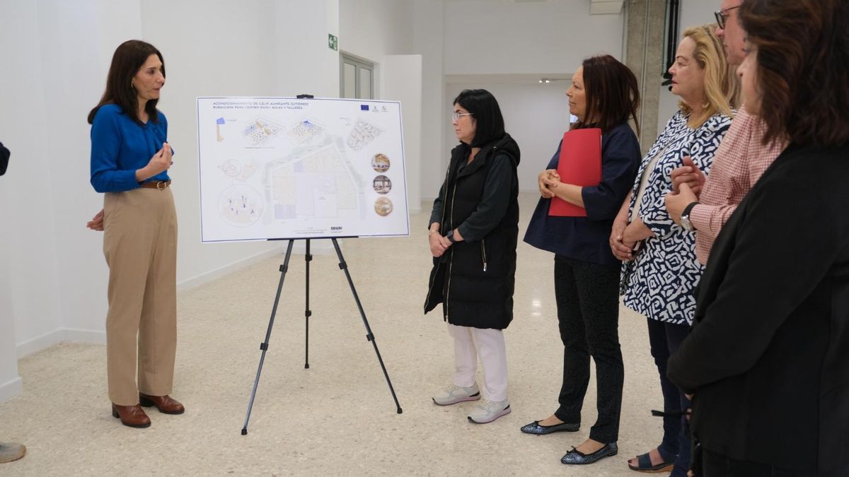 La alcaldesa de Las Palmas de Gran Canaria, Carolina Darias, en su visita a la futura Casa de la Infancia y la Familia en el barrio de La Vega de San José.