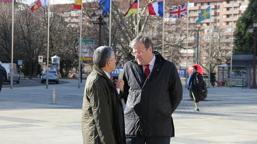 Con Emilio Gutiérrez como alcalde (izquierda) se aprobó la tasa lineal 'ilegal' del agua; Silván la modificó para continuar cobrándola. Ambos sufrieron sentencias en contra.