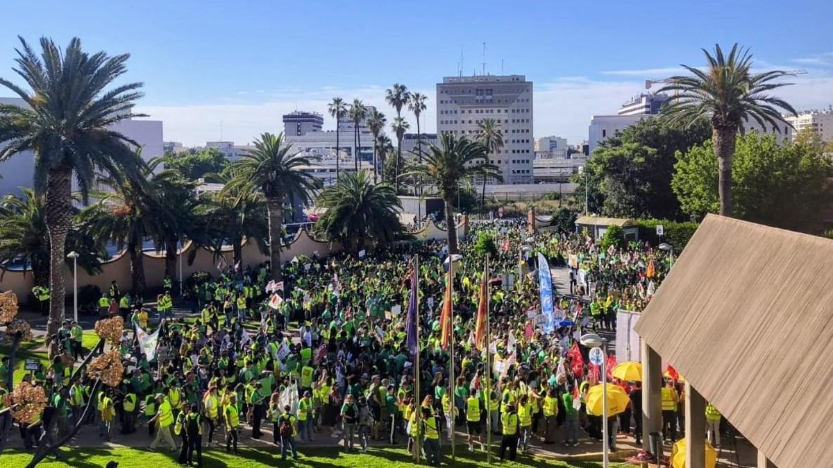 Centenares de docentes se han concentrado este jueves a las puertas de la Conselleria para arropar a los representantes sindicales en la negociación con Educación.
