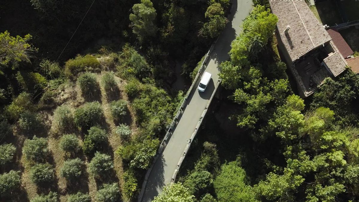 La furgoneta eléctrica, en uno de los municipios que forman parte del recorrido.