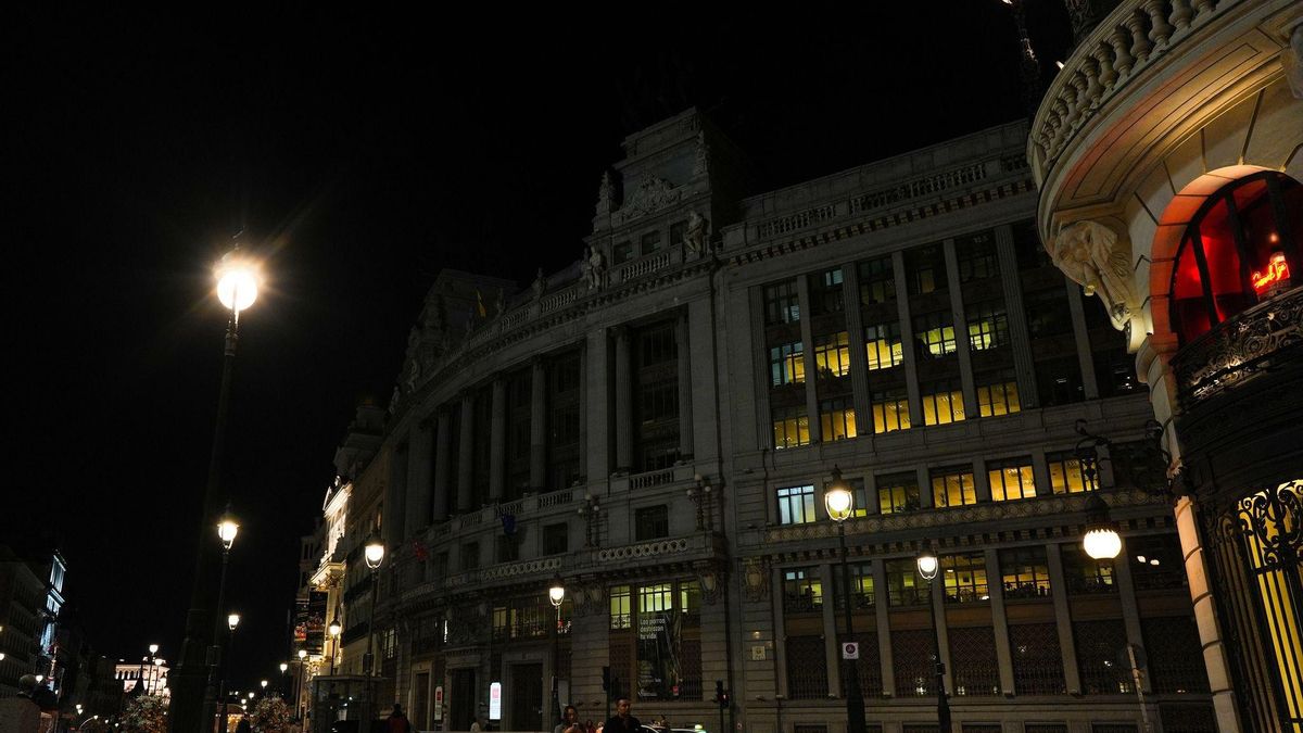 Consejería de Medio Ambiente de la Comunidad de Madrid, en el centro de la imagen,, en el cruce de las calles Alcalá y Sevilla junto a la Puerta del Sol, también a oscuras esta pasada noche de jueves