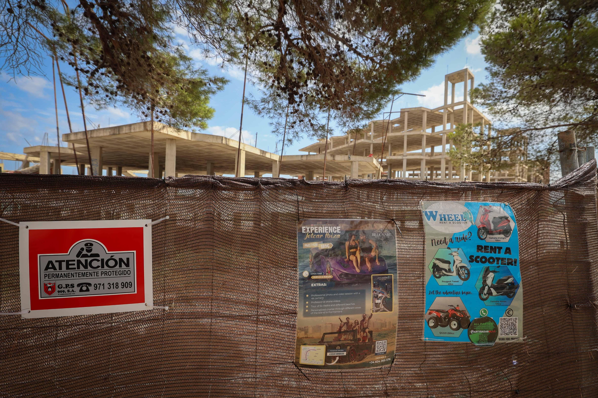 El inacabado hotel de Punta Xinxó, donde llegaron a malvivir más de cien trabajadores antes de ser desalojados, permanece vallado ya la venta por 35 millones de euros