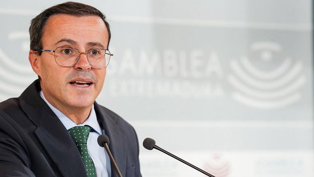 El secretario general del PSOE de Extremadura, Miguel Ángel Gallardo, este jueves en la Asamblea de Extremadura
