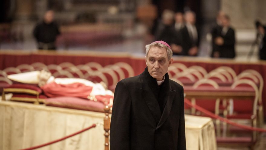 El secretario Gänswein, la 'sombra' de Ratzinger, prepara su venganza
