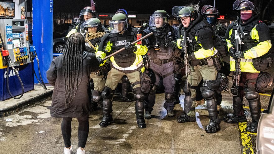 Una manifestante se enfrenta a la policía cerca de la comisaría de Brooklyn Center, Minnesota.