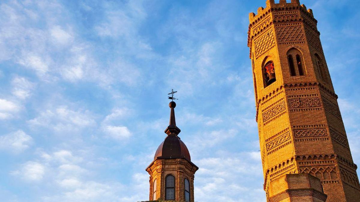 Desde su altura se divisa un vasto territorio, manteniendo un contacto visual directo con la cercana torre de San Pedro de Alagón y, desde esta, con la capital de Zaragoza