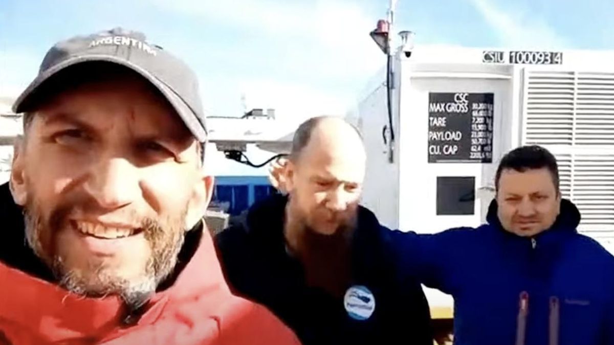 Los científicos del CONICET en el streaming de este martes, sobre el buque está investigando las profundidades del mar argentino.