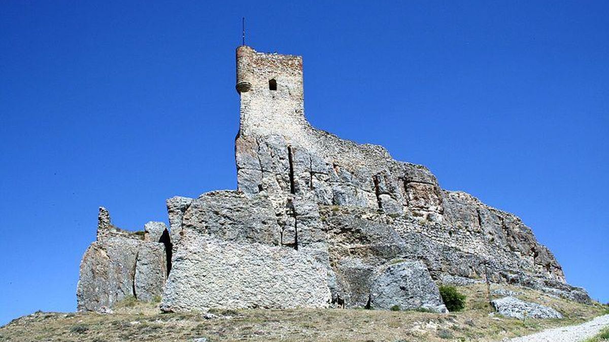 Con doble línea de murallas y dos aljibes tallados en la roca, es uno de los castillos más impresionantes de Castilla-La Mancha