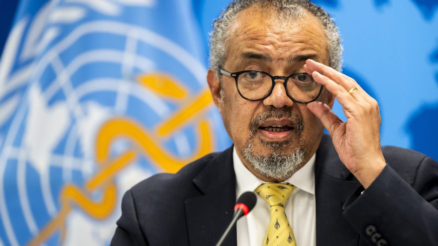 Tedros Adhanom Ghebreyesus, Director General de la Organización Mundial de la Salud (OMS), informa a los medios durante una conferencia de prensa organizada por la Asociación de Correspondientes de las Naciones Unidas de Ginebra (ACANU), en la sede de la Organización Mundial de la Salud (OMS) en Ginebra, Suiza, 11 de diciembre de 2025. (Suiza, Ginebra) EFE/EPA/MARTIAL TREZZINI
