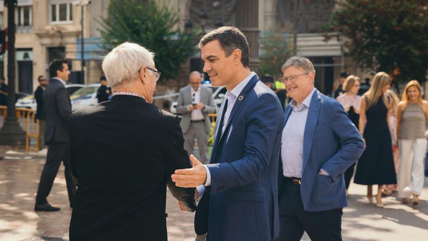 El presidente Pedro Sánchez saluda al alcalde de València, Joan Ribó.