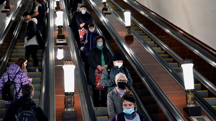 Varios pasajeros usan mascarilla en el metro de Moscú en Rusia este sábado cuando La alerta sanitaria en el país marca máximos históricos de mortalidad y contagios por covid-19, obliga a cerrar las regiones del país más afectadas por la pandemia. EFE/ Ignacio Ortega
